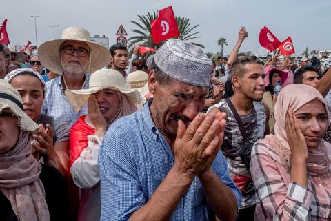 27 juillet 2019 : devant le cimetière des milliers de tunisiens sont venus dire adieu à leur président. Obsèques nationales pour le Président de la République Béji Caïd Essebsi, décédé ce 25 juillet à 92 ans. Le cortège funéraire, après une cérémonie au palais présidentiel de Carthage, traverse la capitale Tunis pour rejoindre le caveau de la famille dans le cimetière du Jellaz à Tunis. 