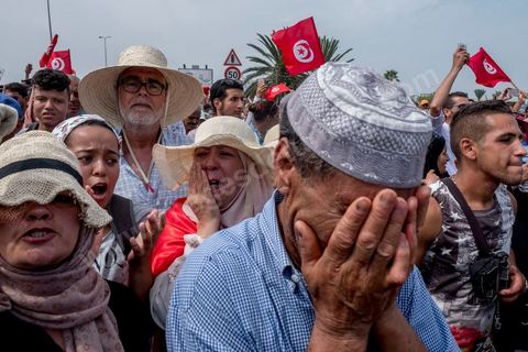 27 juillet 2019 : devant le cimetière des milliers de tunisiens sont venus dire adieu à leur président. Obsèques nationales pour le Président de la République Béji Caïd Essebsi, décédé ce 25 juillet à 92 ans. Le cortège funéraire, après une cérémonie au palais présidentiel de Carthage, traverse la capitale Tunis pour rejoindre le caveau de la famille dans le cimetière du Jellaz à Tunis. 