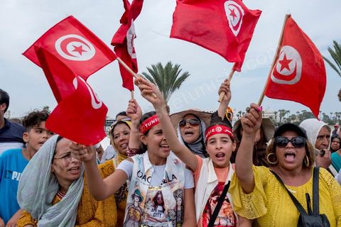 27 juillet 2019 : devant le cimetière des milliers de tunisiens sont venus dire adieu à leur président. Obsèques nationales pour le Président de la République Béji Caïd Essebsi, décédé ce 25 juillet à 92 ans. Le cortège funéraire, après une cérémonie au palais présidentiel de Carthage, traverse la capitale Tunis pour rejoindre le caveau de la famille dans le cimetière du Jellaz à Tunis. 