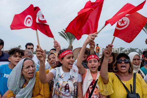 27 juillet 2019 : devant le cimetière des milliers de tunisiens sont venus dire adieu à leur président. Obsèques nationales pour le Président de la République Béji Caïd Essebsi, décédé ce 25 juillet à 92 ans. Le cortège funéraire, après une cérémonie au palais présidentiel de Carthage, traverse la capitale Tunis pour rejoindre le caveau de la famille dans le cimetière du Jellaz à Tunis. 
