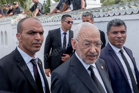 27 juillet 2019 : à la sortie du cimetière Rached Ghannouchi, chef du parti islamiste Ennahdha. Obsèques nationales pour le Président de la République Béji Caïd Essebsi, décédé ce 25 juillet à 92 ans. Le cortège funéraire, après une cérémonie au palais présidentiel de Carthage, traverse la capitale Tunis pour rejoindre le caveau de la famille dans le cimetière du Jellaz à Tunis. 