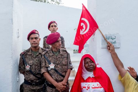 27 juillet 2019 : devant le caveau de la famille Caïd Essebsi, la tombe du président est toujours gardée par les militaires, les plus courageux des tunisiens sont venuds pour un dernier hommage et une prière. Obsèques nationales pour le Président de la République Béji Caïd Essebsi, décédé ce 25 juillet à 92 ans. Le cortège funéraire, après une cérémonie au palais présidentiel de Carthage, traverse la capitale Tunis pour rejoindre le caveau de la famille dans le cimetière du Jellaz à Tunis. 