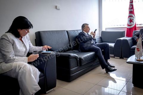 2 aout 2019 Abir Moussi, candidate pour le Parti Destourien Libre, et Nabil Karoui, le patron de la TV Nessma et fondateur de l’association Khalil Tounes, candidat controversé pour son nouveau parti Au Coeur de la Tunisie (Qalb Tounes), dans la salle d'attente pour dépots de candidatures pour  les présidentielles anticipées en Tunisie du 15 septembre au Bureau de l'ISIE,  à Tunis La longue attente des candidats dans les salons de l’ISIE a montré un certain froid, pas de mots entre eux et regards bloqués sur leurs portables.