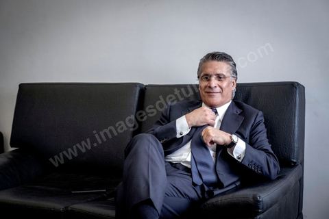 2 aout 2019 Nabil Karoui, le patron de la TV Nessma et fondateur de l’association Khalil Tounes, candidat controversé pour son nouveau parti Au Coeur de la Tunisie (Qalb Tounes), dans la salle d'attente pour dépots de candidatures pour  les présidentielles anticipées en Tunisie du 15 septembre au Bureau de l'ISIE,  à Tunis La longue attente des candidats dans les salons de l’ISIE a montré un certain froid, pas de mots entre eux et regards bloqués sur leurs portables. 