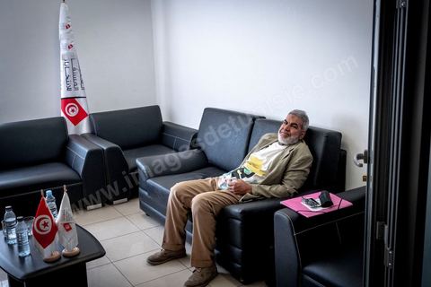 2 aout 2019 dépots de candidatures pour  les présidentielles anticipées en Tunisie du 15 septembre au Bureau de l'ISIE,  à Tunis La longue attente des candidats dans les salons de l’ISIE a montré un certain froid, pas de mots entre eux et regards bloqués sur leurs portables. Au milieu de cette scène politique rare, un candidat anonyme et atypique se détache, barbe blanche, front marqué, tee shirt estival, costume vert et pantalon beige, assise pas toujours droite, c’est un certain Alaya Hamdi, candidat indépendant au programme étonnant assurant vouloir sauver la Tunisie de « l’homme invisible ».