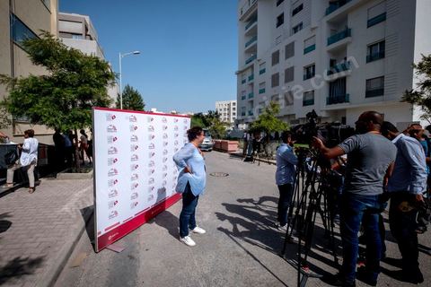 2 aout 2019 devnt l'ISIE la presse s'installe. dépots de candidatures pour  les présidentielles anticipées en Tunisie du 15 septembre au Bureau de l'ISIE,  à Tunis 
