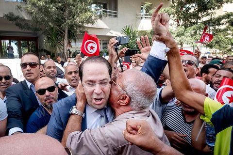 09 août 2019 : Dépot de candidature de Youssef Chahed, Premier ministre en exercice, pour son parti Tahya Tounes, fondé il y a quelques mois lors de ce dernier jour de dépots de candidature à l'ISIE pour les candidats à la présidentielle du 15 septembre, très forte affluence et 98 candidats au final mais seulement 25% des dossiers retnus en premier examen. 