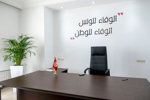 29 aout 2019 : portrait de Abdelkarim Zbidi, candidat à l'election présidentielle en Tunisie du 15 spetmebre sous l'étiquette indépendante mais soutenu par les partis Nidaa Tounes et Afek Tounes et de nombreuses personnalités. Ministre de la Défense depuis deux ans sous le gouvernement de Chahed il commence sa carrière politique sous Ben Ali, puis Essebsi en 2011 et la troika en 2012. Aujourdhui il est le candidat surprise de dernière minute et se positionne comme l'opposant à Chahed.