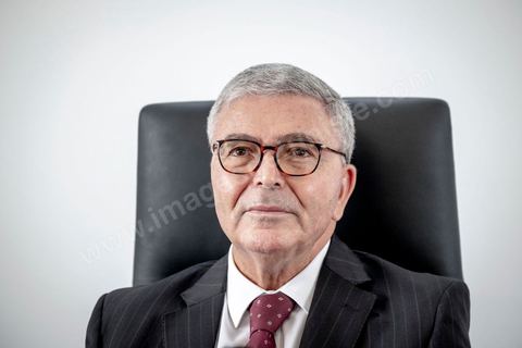 29 aout 2019 : portrait de Abdelkarim Zbidi, candidat à l'election présidentielle en Tunisie du 15 spetmebre sous l'étiquette indépendante mais soutenu par les partis Nidaa Tounes et Afek Tounes et de nombreuses personnalités. Ministre de la Défense depuis deux ans sous le gouvernement de Chahed il commence sa carrière politique sous Ben Ali, puis Essebsi en 2011 et la troika en 2012. Aujourdhui il est le candidat surprise de dernière minute et se positionne comme l'opposant à Chahed.