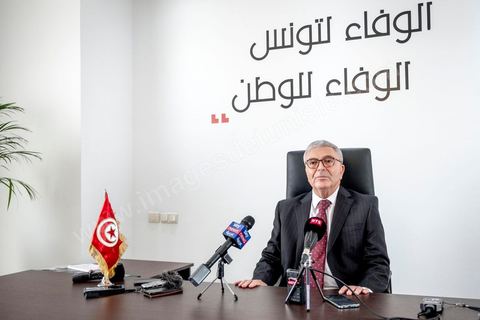 29 aout 2019 : portrait de Abdelkarim Zbidi, candidat à l'election présidentielle en Tunisie du 15 spetmebre sous l'étiquette indépendante mais soutenu par les partis Nidaa Tounes et Afek Tounes et de nombreuses personnalités. Ministre de la Défense depuis deux ans sous le gouvernement de Chahed il commence sa carrière politique sous Ben Ali, puis Essebsi en 2011 et la troika en 2012. Aujourdhui il est le candidat surprise de dernière minute et se positionne comme l'opposant à Chahed.