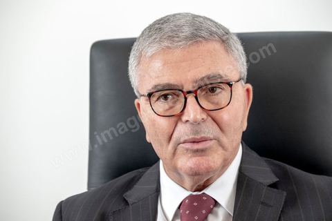 29 aout 2019 : portrait de Abdelkarim Zbidi, candidat à l'election présidentielle en Tunisie du 15 spetmebre sous l'étiquette indépendante mais soutenu par les partis Nidaa Tounes et Afek Tounes et de nombreuses personnalités. Ministre de la Défense depuis deux ans sous le gouvernement de Chahed il commence sa carrière politique sous Ben Ali, puis Essebsi en 2011 et la troika en 2012. Aujourdhui il est le candidat surprise de dernière minute et se positionne comme l'opposant à Chahed.