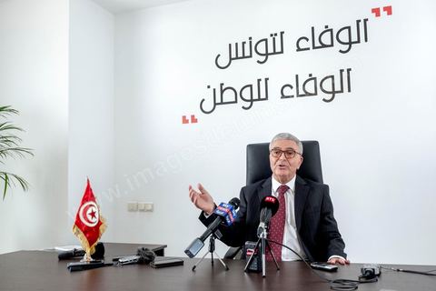 29 aout 2019 : portrait de Abdelkarim Zbidi, candidat à l'election présidentielle en Tunisie du 15 spetmebre sous l'étiquette indépendante mais soutenu par les partis Nidaa Tounes et Afek Tounes et de nombreuses personnalités. Ministre de la Défense depuis deux ans sous le gouvernement de Chahed il commence sa carrière politique sous Ben Ali, puis Essebsi en 2011 et la troika en 2012. Aujourdhui il est le candidat surprise de dernière minute et se positionne comme l'opposant à Chahed.