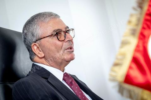 29 aout 2019 : portrait de Abdelkarim Zbidi, candidat à l'election présidentielle en Tunisie du 15 spetmebre sous l'étiquette indépendante mais soutenu par les partis Nidaa Tounes et Afek Tounes et de nombreuses personnalités. Ministre de la Défense depuis deux ans sous le gouvernement de Chahed il commence sa carrière politique sous Ben Ali, puis Essebsi en 2011 et la troika en 2012. Aujourdhui il est le candidat surprise de dernière minute et se positionne comme l'opposant à Chahed.