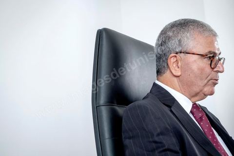 29 aout 2019 : portrait de Abdelkarim Zbidi, candidat à l'election présidentielle en Tunisie du 15 spetmebre sous l'étiquette indépendante mais soutenu par les partis Nidaa Tounes et Afek Tounes et de nombreuses personnalités. Ministre de la Défense depuis deux ans sous le gouvernement de Chahed il commence sa carrière politique sous Ben Ali, puis Essebsi en 2011 et la troika en 2012. Aujourdhui il est le candidat surprise de dernière minute et se positionne comme l'opposant à Chahed.