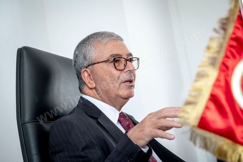 29 aout 2019 : portrait de Abdelkarim Zbidi, candidat à l'election présidentielle en Tunisie du 15 spetmebre sous l'étiquette indépendante mais soutenu par les partis Nidaa Tounes et Afek Tounes et de nombreuses personnalités. Ministre de la Défense depuis deux ans sous le gouvernement de Chahed il commence sa carrière politique sous Ben Ali, puis Essebsi en 2011 et la troika en 2012. Aujourdhui il est le candidat surprise de dernière minute et se positionne comme l'opposant à Chahed.