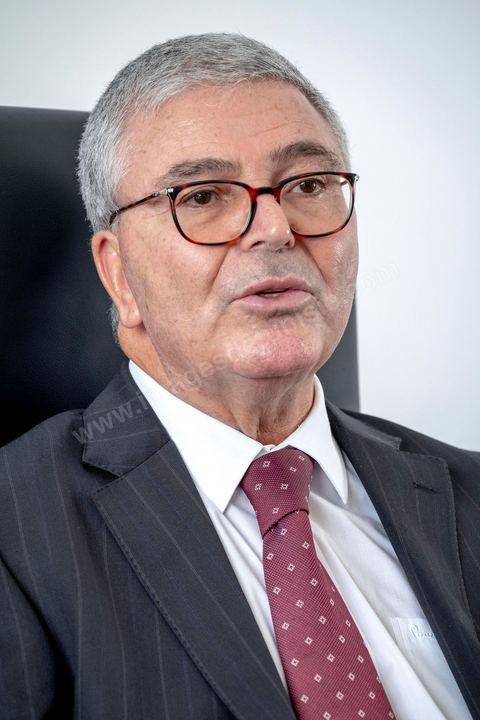 29 aout 2019 : portrait de Abdelkarim Zbidi, candidat à l'election présidentielle en Tunisie du 15 spetmebre sous l'étiquette indépendante mais soutenu par les partis Nidaa Tounes et Afek Tounes et de nombreuses personnalités. Ministre de la Défense depuis deux ans sous le gouvernement de Chahed il commence sa carrière politique sous Ben Ali, puis Essebsi en 2011 et la troika en 2012. Aujourdhui il est le candidat surprise de dernière minute et se positionne comme l'opposant à Chahed.