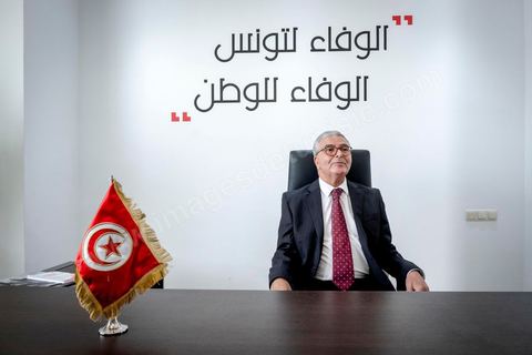 29 aout 2019 : portrait de Abdelkarim Zbidi, candidat à l'election présidentielle en Tunisie du 15 spetmebre sous l'étiquette indépendante mais soutenu par les partis Nidaa Tounes et Afek Tounes et de nombreuses personnalités. Ministre de la Défense depuis deux ans sous le gouvernement de Chahed il commence sa carrière politique sous Ben Ali, puis Essebsi en 2011 et la troika en 2012. Aujourdhui il est le candidat surprise de dernière minute et se positionne comme l'opposant à Chahed.