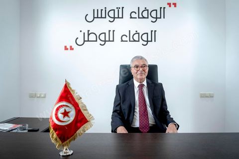 29 aout 2019 : portrait de Abdelkarim Zbidi, candidat à l'election présidentielle en Tunisie du 15 spetmebre sous l'étiquette indépendante mais soutenu par les partis Nidaa Tounes et Afek Tounes et de nombreuses personnalités. Ministre de la Défense depuis deux ans sous le gouvernement de Chahed il commence sa carrière politique sous Ben Ali, puis Essebsi en 2011 et la troika en 2012. Aujourdhui il est le candidat surprise de dernière minute et se positionne comme l'opposant à Chahed.