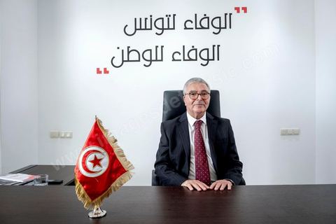 29 aout 2019 : portrait de Abdelkarim Zbidi, candidat à l'election présidentielle en Tunisie du 15 spetmebre sous l'étiquette indépendante mais soutenu par les partis Nidaa Tounes et Afek Tounes et de nombreuses personnalités. Ministre de la Défense depuis deux ans sous le gouvernement de Chahed il commence sa carrière politique sous Ben Ali, puis Essebsi en 2011 et la troika en 2012. Aujourdhui il est le candidat surprise de dernière minute et se positionne comme l'opposant à Chahed.