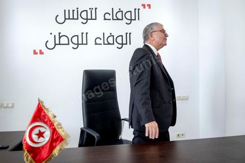 29 aout 2019 : portrait de Abdelkarim Zbidi, candidat à l'election présidentielle en Tunisie du 15 spetmebre sous l'étiquette indépendante mais soutenu par les partis Nidaa Tounes et Afek Tounes et de nombreuses personnalités. Ministre de la Défense depuis deux ans sous le gouvernement de Chahed il commence sa carrière politique sous Ben Ali, puis Essebsi en 2011 et la troika en 2012. Aujourdhui il est le candidat surprise de dernière minute et se positionne comme l'opposant à Chahed.