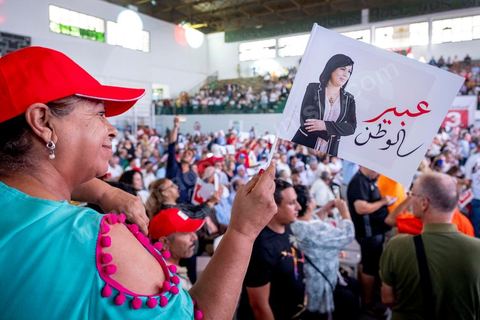 02 septembre 2019 : premier meeting populaire de campagne pour les élections présidentielles de la candidate Abir Moussi dans la salle de sport de la Goulette banlieue de Tunis. Abir Moussi, dans le quartet des sondages, est présidente du parti destourine Libre et candidate aux présidentielles anticipées du 15 septembre, présente les grands axes de son programme devant près de 1500 sympathisants venus de tout le pays. Abir Moussi a réitéré que l’Islam politique n’avait pas de place en Tunisie soulignant qu’Ennahdha était impliqué dans plusieurs « crimes, infractions et menaces de la sûreté nationale ». Dans ce sens, elle a assuré qu’elle ne gouvernera jamais avec le parti islamiste quitte à recourir à l’opposition.