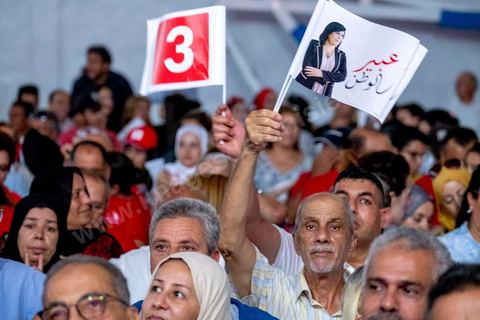 02 septembre 2019 : premier meeting populaire de campagne pour les élections présidentielles de la candidate Abir Moussi dans la salle de sport de la Goulette banlieue de Tunis. Abir Moussi, dans le quartet des sondages, est présidente du parti destourine Libre et candidate aux présidentielles anticipées du 15 septembre, présente les grands axes de son programme devant près de 1500 sympathisants venus de tout le pays. Abir Moussi a réitéré que l’Islam politique n’avait pas de place en Tunisie soulignant qu’Ennahdha était impliqué dans plusieurs « crimes, infractions et menaces de la sûreté nationale ». Dans ce sens, elle a assuré qu’elle ne gouvernera jamais avec le parti islamiste quitte à recourir à l’opposition.
