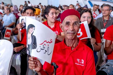 02 septembre 2019 : premier meeting populaire de campagne pour les élections présidentielles de la candidate Abir Moussi dans la salle de sport de la Goulette banlieue de Tunis. Abir Moussi, dans le quartet des sondages, est présidente du parti destourine Libre et candidate aux présidentielles anticipées du 15 septembre, présente les grands axes de son programme devant près de 1500 sympathisants venus de tout le pays. Abir Moussi a réitéré que l’Islam politique n’avait pas de place en Tunisie soulignant qu’Ennahdha était impliqué dans plusieurs « crimes, infractions et menaces de la sûreté nationale ». Dans ce sens, elle a assuré qu’elle ne gouvernera jamais avec le parti islamiste quitte à recourir à l’opposition.