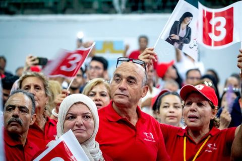 02 septembre 2019 : premier meeting populaire de campagne pour les élections présidentielles de la candidate Abir Moussi dans la salle de sport de la Goulette banlieue de Tunis. Abir Moussi, dans le quartet des sondages, est présidente du parti destourine Libre et candidate aux présidentielles anticipées du 15 septembre, présente les grands axes de son programme devant près de 1500 sympathisants venus de tout le pays. Abir Moussi a réitéré que l’Islam politique n’avait pas de place en Tunisie soulignant qu’Ennahdha était impliqué dans plusieurs « crimes, infractions et menaces de la sûreté nationale ». Dans ce sens, elle a assuré qu’elle ne gouvernera jamais avec le parti islamiste quitte à recourir à l’opposition.