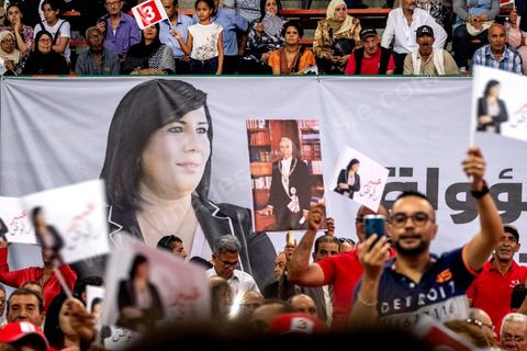 02 septembre 2019 : premier meeting populaire de campagne pour les élections présidentielles de la candidate Abir Moussi dans la salle de sport de la Goulette banlieue de Tunis. Abir Moussi, dans le quartet des sondages, est présidente du parti destourine Libre et candidate aux présidentielles anticipées du 15 septembre, présente les grands axes de son programme devant près de 1500 sympathisants venus de tout le pays. Abir Moussi a réitéré que l’Islam politique n’avait pas de place en Tunisie soulignant qu’Ennahdha était impliqué dans plusieurs « crimes, infractions et menaces de la sûreté nationale ». Dans ce sens, elle a assuré qu’elle ne gouvernera jamais avec le parti islamiste quitte à recourir à l’opposition.