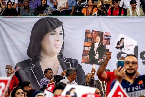 02 septembre 2019 : premier meeting populaire de campagne pour les élections présidentielles de la candidate Abir Moussi dans la salle de sport de la Goulette banlieue de Tunis. Abir Moussi, dans le quartet des sondages, est présidente du parti destourine Libre et candidate aux présidentielles anticipées du 15 septembre, présente les grands axes de son programme devant près de 1500 sympathisants venus de tout le pays. Abir Moussi a réitéré que l’Islam politique n’avait pas de place en Tunisie soulignant qu’Ennahdha était impliqué dans plusieurs « crimes, infractions et menaces de la sûreté nationale ». Dans ce sens, elle a assuré qu’elle ne gouvernera jamais avec le parti islamiste quitte à recourir à l’opposition.