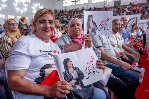 02 septembre 2019 : premier meeting populaire de campagne pour les élections présidentielles de la candidate Abir Moussi dans la salle de sport de la Goulette banlieue de Tunis. Abir Moussi, dans le quartet des sondages, est présidente du parti destourine Libre et candidate aux présidentielles anticipées du 15 septembre, présente les grands axes de son programme devant près de 1500 sympathisants venus de tout le pays. Abir Moussi a réitéré que l’Islam politique n’avait pas de place en Tunisie soulignant qu’Ennahdha était impliqué dans plusieurs « crimes, infractions et menaces de la sûreté nationale ». Dans ce sens, elle a assuré qu’elle ne gouvernera jamais avec le parti islamiste quitte à recourir à l’opposition.