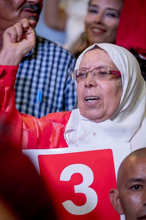 02 septembre 2019 : premier meeting populaire de campagne pour les élections présidentielles de la candidate Abir Moussi dans la salle de sport de la Goulette banlieue de Tunis. Abir Moussi, dans le quartet des sondages, est présidente du parti destourine Libre et candidate aux présidentielles anticipées du 15 septembre, présente les grands axes de son programme devant près de 1500 sympathisants venus de tout le pays. Abir Moussi a réitéré que l’Islam politique n’avait pas de place en Tunisie soulignant qu’Ennahdha était impliqué dans plusieurs « crimes, infractions et menaces de la sûreté nationale ». Dans ce sens, elle a assuré qu’elle ne gouvernera jamais avec le parti islamiste quitte à recourir à l’opposition.