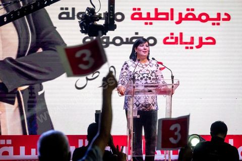 02 septembre 2019 : premier meeting populaire de campagne pour les élections présidentielles de la candidate Abir Moussi dans la salle de sport de la Goulette banlieue de Tunis. Abir Moussi, dans le quartet des sondages, est présidente du parti destourine Libre et candidate aux présidentielles anticipées du 15 septembre, présente les grands axes de son programme devant près de 1500 sympathisants venus de tout le pays. Abir Moussi a réitéré que l’Islam politique n’avait pas de place en Tunisie soulignant qu’Ennahdha était impliqué dans plusieurs « crimes, infractions et menaces de la sûreté nationale ». Dans ce sens, elle a assuré qu’elle ne gouvernera jamais avec le parti islamiste quitte à recourir à l’opposition.