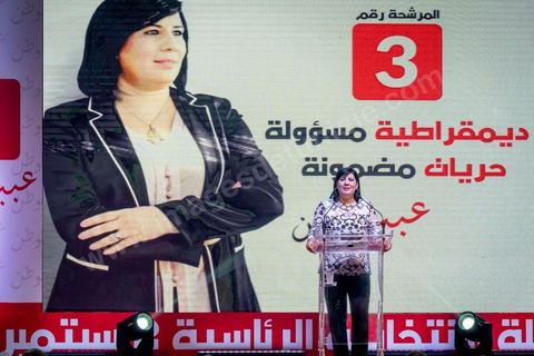 02 septembre 2019 : premier meeting populaire de campagne pour les élections présidentielles de la candidate Abir Moussi dans la salle de sport de la Goulette banlieue de Tunis. Abir Moussi, dans le quartet des sondages, est présidente du parti destourine Libre et candidate aux présidentielles anticipées du 15 septembre, présente les grands axes de son programme devant près de 1500 sympathisants venus de tout le pays. Abir Moussi a réitéré que l’Islam politique n’avait pas de place en Tunisie soulignant qu’Ennahdha était impliqué dans plusieurs « crimes, infractions et menaces de la sûreté nationale ». Dans ce sens, elle a assuré qu’elle ne gouvernera jamais avec le parti islamiste quitte à recourir à l’opposition.
