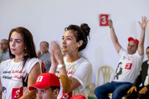02 septembre 2019 : premier meeting populaire de campagne pour les élections présidentielles de la candidate Abir Moussi dans la salle de sport de la Goulette banlieue de Tunis. Abir Moussi, dans le quartet des sondages, est présidente du parti destourine Libre et candidate aux présidentielles anticipées du 15 septembre, présente les grands axes de son programme devant près de 1500 sympathisants venus de tout le pays. Abir Moussi a réitéré que l’Islam politique n’avait pas de place en Tunisie soulignant qu’Ennahdha était impliqué dans plusieurs « crimes, infractions et menaces de la sûreté nationale ». Dans ce sens, elle a assuré qu’elle ne gouvernera jamais avec le parti islamiste quitte à recourir à l’opposition.