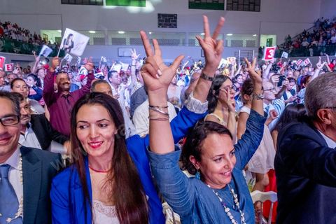 02 septembre 2019 : premier meeting populaire de campagne pour les élections présidentielles de la candidate Abir Moussi dans la salle de sport de la Goulette banlieue de Tunis. Abir Moussi, dans le quartet des sondages, est présidente du parti destourine Libre et candidate aux présidentielles anticipées du 15 septembre, présente les grands axes de son programme devant près de 1500 sympathisants venus de tout le pays. Abir Moussi a réitéré que l’Islam politique n’avait pas de place en Tunisie soulignant qu’Ennahdha était impliqué dans plusieurs « crimes, infractions et menaces de la sûreté nationale ». Dans ce sens, elle a assuré qu’elle ne gouvernera jamais avec le parti islamiste quitte à recourir à l’opposition.