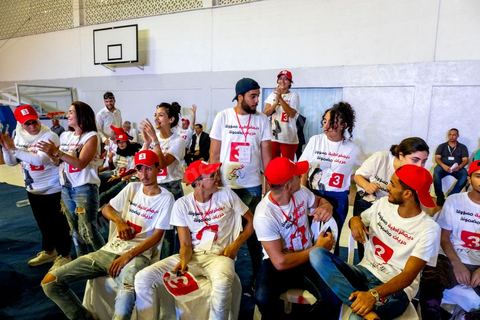 02 septembre 2019 : premier meeting populaire de campagne pour les élections présidentielles de la candidate Abir Moussi dans la salle de sport de la Goulette banlieue de Tunis. Abir Moussi, dans le quartet des sondages, est présidente du parti destourine Libre et candidate aux présidentielles anticipées du 15 septembre, présente les grands axes de son programme devant près de 1500 sympathisants venus de tout le pays. Abir Moussi a réitéré que l’Islam politique n’avait pas de place en Tunisie soulignant qu’Ennahdha était impliqué dans plusieurs « crimes, infractions et menaces de la sûreté nationale ». Dans ce sens, elle a assuré qu’elle ne gouvernera jamais avec le parti islamiste quitte à recourir à l’opposition.