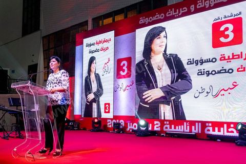 02 septembre 2019 : premier meeting populaire de campagne pour les élections présidentielles de la candidate Abir Moussi dans la salle de sport de la Goulette banlieue de Tunis. Abir Moussi, dans le quartet des sondages, est présidente du parti destourine Libre et candidate aux présidentielles anticipées du 15 septembre, présente les grands axes de son programme devant près de 1500 sympathisants venus de tout le pays. Abir Moussi a réitéré que l’Islam politique n’avait pas de place en Tunisie soulignant qu’Ennahdha était impliqué dans plusieurs « crimes, infractions et menaces de la sûreté nationale ». Dans ce sens, elle a assuré qu’elle ne gouvernera jamais avec le parti islamiste quitte à recourir à l’opposition.