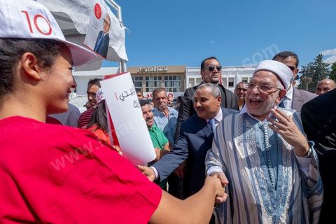 04 septembre 2019 : Abdelfattah Mourou, premier candidat du parti Ennahdha à des élections présidentielles, en campagne électorale pour les présidentielles anticipées du 15 septembre dasn le nord ouest de la Tunisie. Après une tournée dasn les rues, souks et marchés de Jendouba, le candidat d'Ennahdha s'est rendu dasn un village agricole de cette région très fertile pour rencontrer des agriculteurs. 