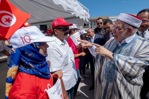 04 septembre 2019 : Abdelfattah Mourou, premier candidat du parti Ennahdha à des élections présidentielles, en campagne électorale pour les présidentielles anticipées du 15 septembre dasn le nord ouest de la Tunisie. Après une tournée dasn les rues, souks et marchés de Jendouba, le candidat d'Ennahdha s'est rendu dasn un village agricole de cette région très fertile pour rencontrer des agriculteurs. 