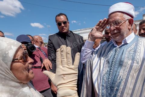 04 septembre 2019 : Abdelfattah Mourou, premier candidat du parti Ennahdha à des élections présidentielles, en campagne électorale pour les présidentielles anticipées du 15 septembre dasn le nord ouest de la Tunisie. Après une tournée dasn les rues, souks et marchés de Jendouba, le candidat d'Ennahdha s'est rendu dasn un village agricole de cette région très fertile pour rencontrer des agriculteurs. 
