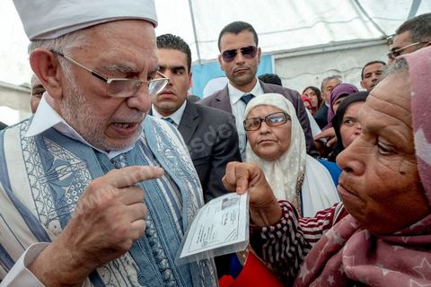 04 septembre 2019 : Abdelfattah Mourou, premier candidat du parti Ennahdha à des élections présidentielles, en campagne électorale pour les présidentielles anticipées du 15 septembre dasn le nord ouest de la Tunisie. Après une tournée dasn les rues, souks et marchés de Jendouba, le candidat d'Ennahdha s'est rendu dasn un village agricole de cette région très fertile pour rencontrer des agriculteurs. 