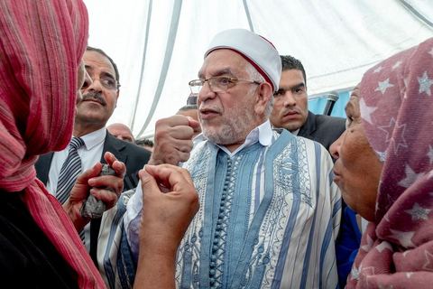 04 septembre 2019 : Abdelfattah Mourou, premier candidat du parti Ennahdha à des élections présidentielles, en campagne électorale pour les présidentielles anticipées du 15 septembre dasn le nord ouest de la Tunisie. Après une tournée dasn les rues, souks et marchés de Jendouba, le candidat d'Ennahdha s'est rendu dasn un village agricole de cette région très fertile pour rencontrer des agriculteurs. 