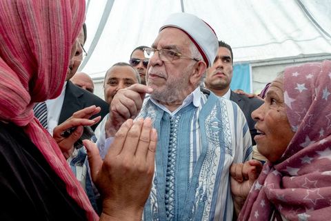 04 septembre 2019 : Abdelfattah Mourou, premier candidat du parti Ennahdha à des élections présidentielles, en campagne électorale pour les présidentielles anticipées du 15 septembre dasn le nord ouest de la Tunisie. Après une tournée dasn les rues, souks et marchés de Jendouba, le candidat d'Ennahdha s'est rendu dasn un village agricole de cette région très fertile pour rencontrer des agriculteurs. 