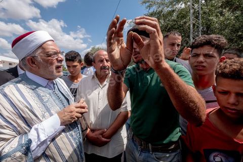 04 septembre 2019 : Abdelfattah Mourou, premier candidat du parti Ennahdha à des élections présidentielles, en campagne électorale pour les présidentielles anticipées du 15 septembre dasn le nord ouest de la Tunisie. Après une tournée dasn les rues, souks et marchés de Jendouba, le candidat d'Ennahdha s'est rendu dasn un village agricole de cette région très fertile pour rencontrer des agriculteurs. 