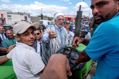 04 septembre 2019 : Abdelfattah Mourou, premier candidat du parti Ennahdha à des élections présidentielles, en campagne électorale pour les présidentielles anticipées du 15 septembre dasn le nord ouest de la Tunisie. Après une tournée dasn les rues, souks et marchés de Jendouba, le candidat d'Ennahdha s'est rendu dasn un village agricole de cette région très fertile pour rencontrer des agriculteurs. 