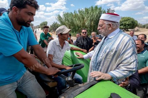 04 septembre 2019 : Abdelfattah Mourou, premier candidat du parti Ennahdha à des élections présidentielles, en campagne électorale pour les présidentielles anticipées du 15 septembre dasn le nord ouest de la Tunisie. Après une tournée dasn les rues, souks et marchés de Jendouba, le candidat d'Ennahdha s'est rendu dasn un village agricole de cette région très fertile pour rencontrer des agriculteurs. 