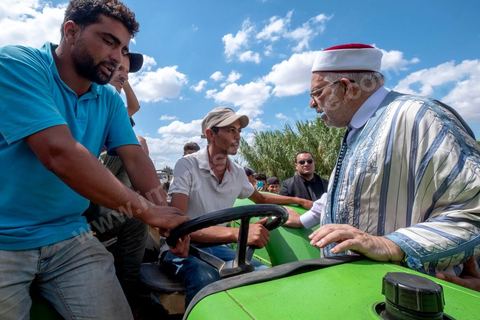 04 septembre 2019 : Abdelfattah Mourou, premier candidat du parti Ennahdha à des élections présidentielles, en campagne électorale pour les présidentielles anticipées du 15 septembre dasn le nord ouest de la Tunisie. Après une tournée dasn les rues, souks et marchés de Jendouba, le candidat d'Ennahdha s'est rendu dasn un village agricole de cette région très fertile pour rencontrer des agriculteurs. 