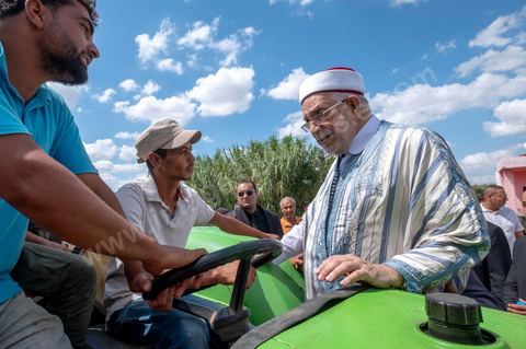 04 septembre 2019 : Abdelfattah Mourou, premier candidat du parti Ennahdha à des élections présidentielles, en campagne électorale pour les présidentielles anticipées du 15 septembre dasn le nord ouest de la Tunisie. Après une tournée dasn les rues, souks et marchés de Jendouba, le candidat d'Ennahdha s'est rendu dasn un village agricole de cette région très fertile pour rencontrer des agriculteurs. 