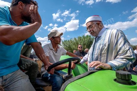 04 septembre 2019 : Abdelfattah Mourou, premier candidat du parti Ennahdha à des élections présidentielles, en campagne électorale pour les présidentielles anticipées du 15 septembre dasn le nord ouest de la Tunisie. Après une tournée dasn les rues, souks et marchés de Jendouba, le candidat d'Ennahdha s'est rendu dasn un village agricole de cette région très fertile pour rencontrer des agriculteurs. 
